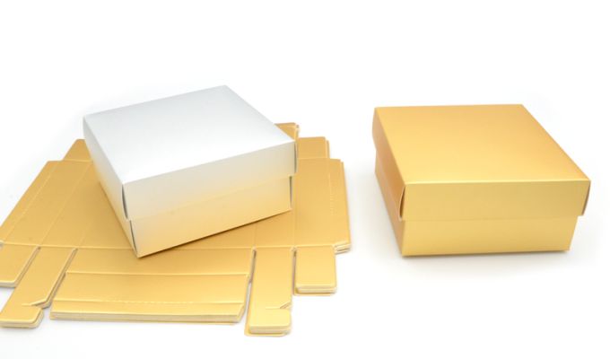 ΧΑΡΤΙΝΟ ΚΟΥΤΙ ΜΕ ΚΑΠΑΚΙ ΧΡΥΣΟ/ΑΣΗΜΙ 13cm x 13cm x 6cm 0402259/ 12 ΤΕΜΑΧΙΑ